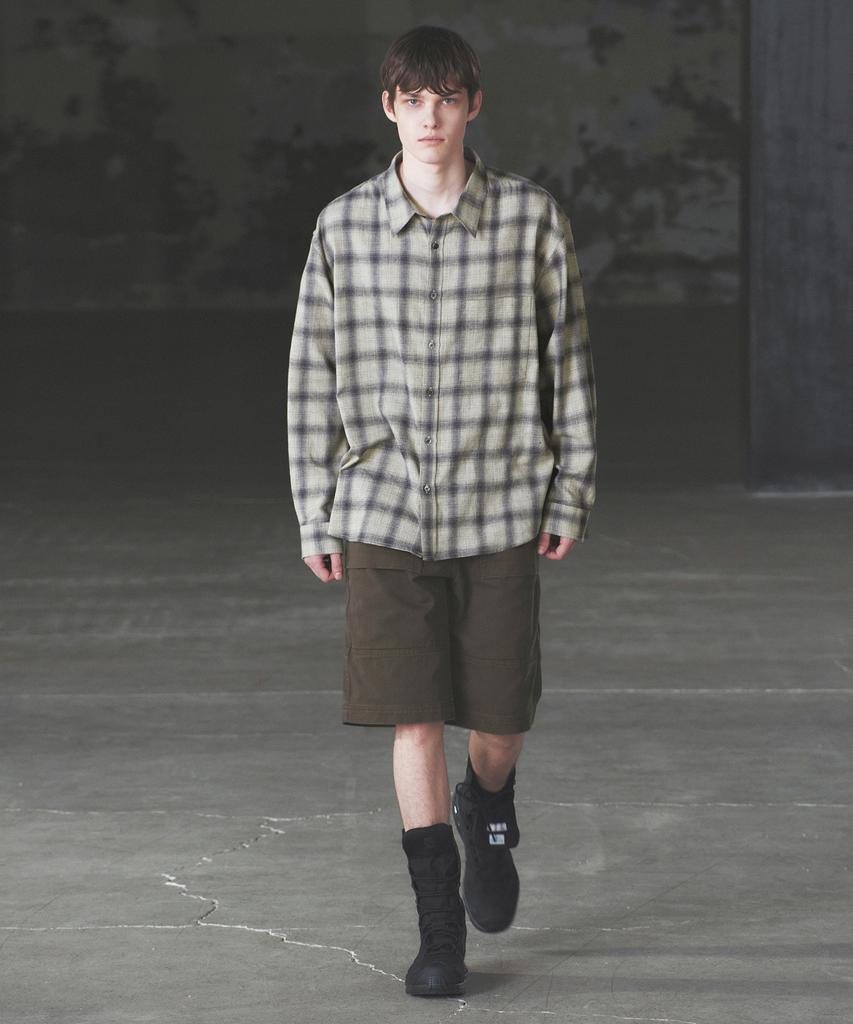 INSILENCE Garment-Dyed Bermuda Shorts Brown