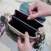 Mini bolsa transversal xadrez feminina com decoração em corrente, mini bolsa de ombro com aba, bolsa de ombro clássica com alça larga