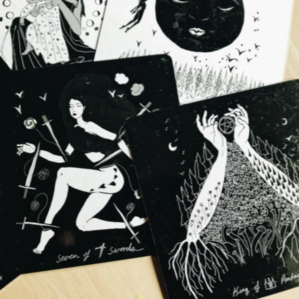 Dunkle Tage Tarot: Ein 78-Karten-Illustrations- und Wahrsagedeck, inspiriert von göttlicher weiblicher Energie, Schwarz-Weiß, 7,5 x 7,5 cm