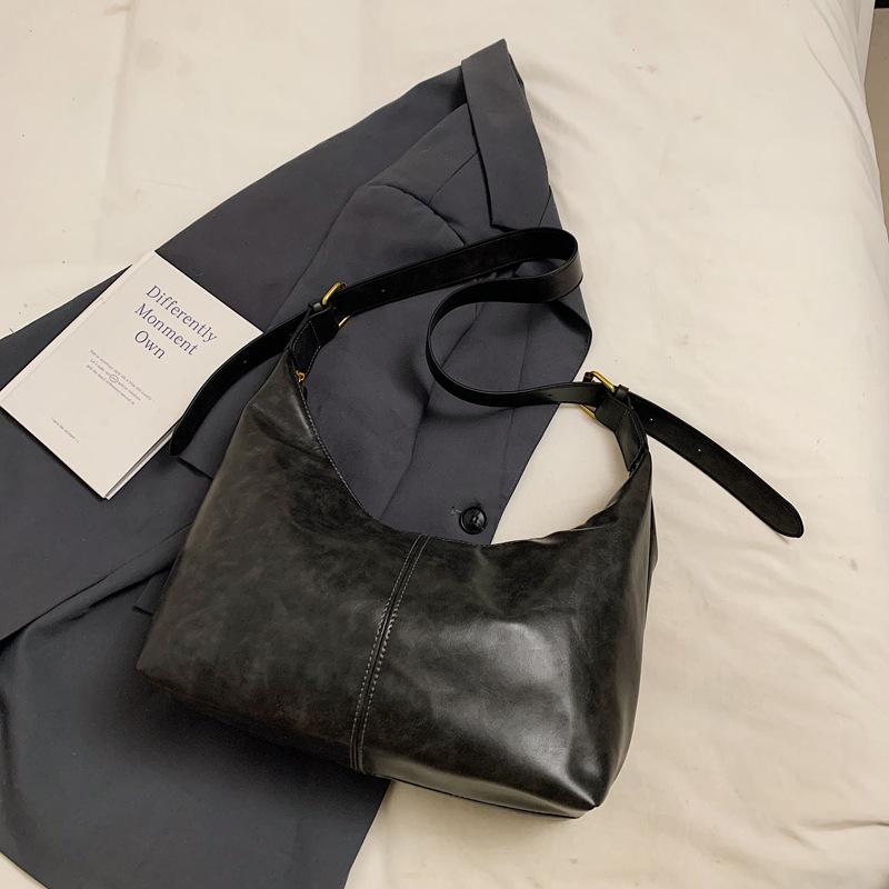 Retro bag women's large-capacity new versatile casual niche shoulder messenger bag commuter dumpling bag