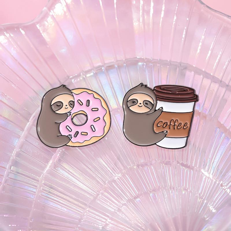 Bedårande Tecknad Sengångare Metallmärke Emaljstift Rolig Kaffe Donut Banan Brosch Tillbehör För Alla Åldrar