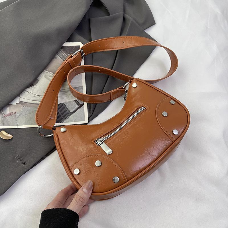 

Корейская версия женской темпераментной сумки через плечо женская 2025 ранняя весна новая универсальная ins сумка-мессенджер для通勤 женская сумка мода коричневый