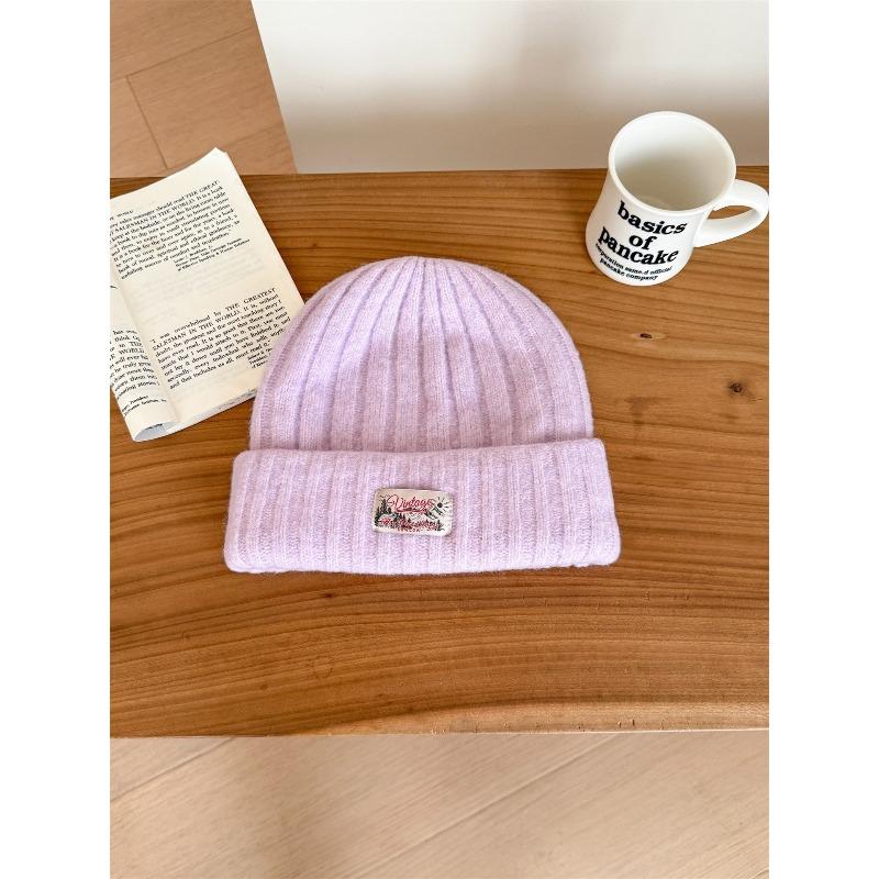 Verdickte Wollstrickmütze für Wärme und Kälteschutz im Herbst und Winter. Große Kopfmütze, um das Gesicht zu betonen. Kleine Ohrenschützer.