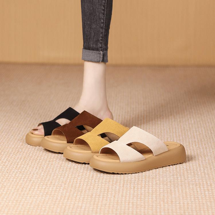 Tragen Sie draußen Ein-Wort-Hausschuhe, den neuen Muffin mit dicker Sohle und weicher Sohle Rock im Sommer 2025, und tragen Sie dünne, strandtaugliche, kühle Hausschuhe.