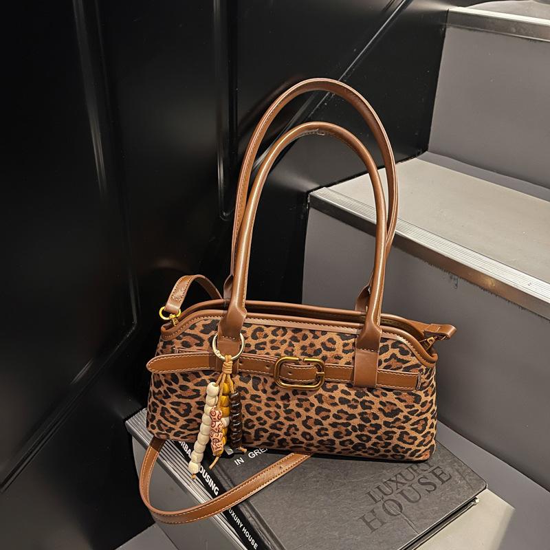 Retro small bag women's autumn and winter versatile 2025 new simple shoulder underarm bag popular commuter tote bag this year