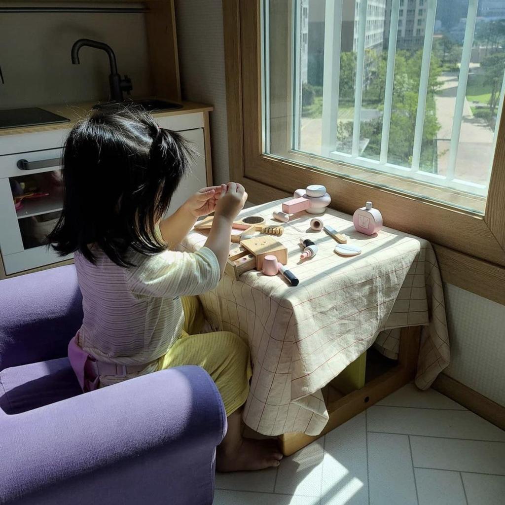 Children's Wooden Pretend Makeup Set: Portable Cosmetics Toy for Dress-Up and Imaginative Play