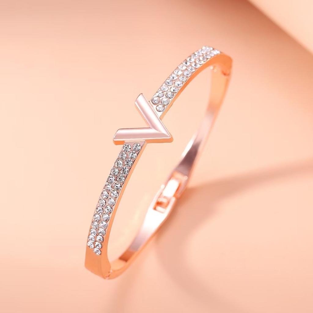 Bracciale versione coreana popolare per il pendolarismo quotidiano bracciale ad apertura a molla semplice bracciale femminile versatile alla moda personalizzato semplice