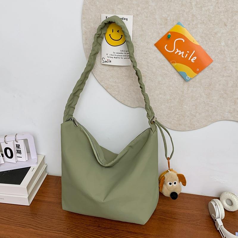 

2025 new fashion spring and summer fashion retro solid color large capacity tote bag commuter niche shoulder messenger bag Without pendant зелений