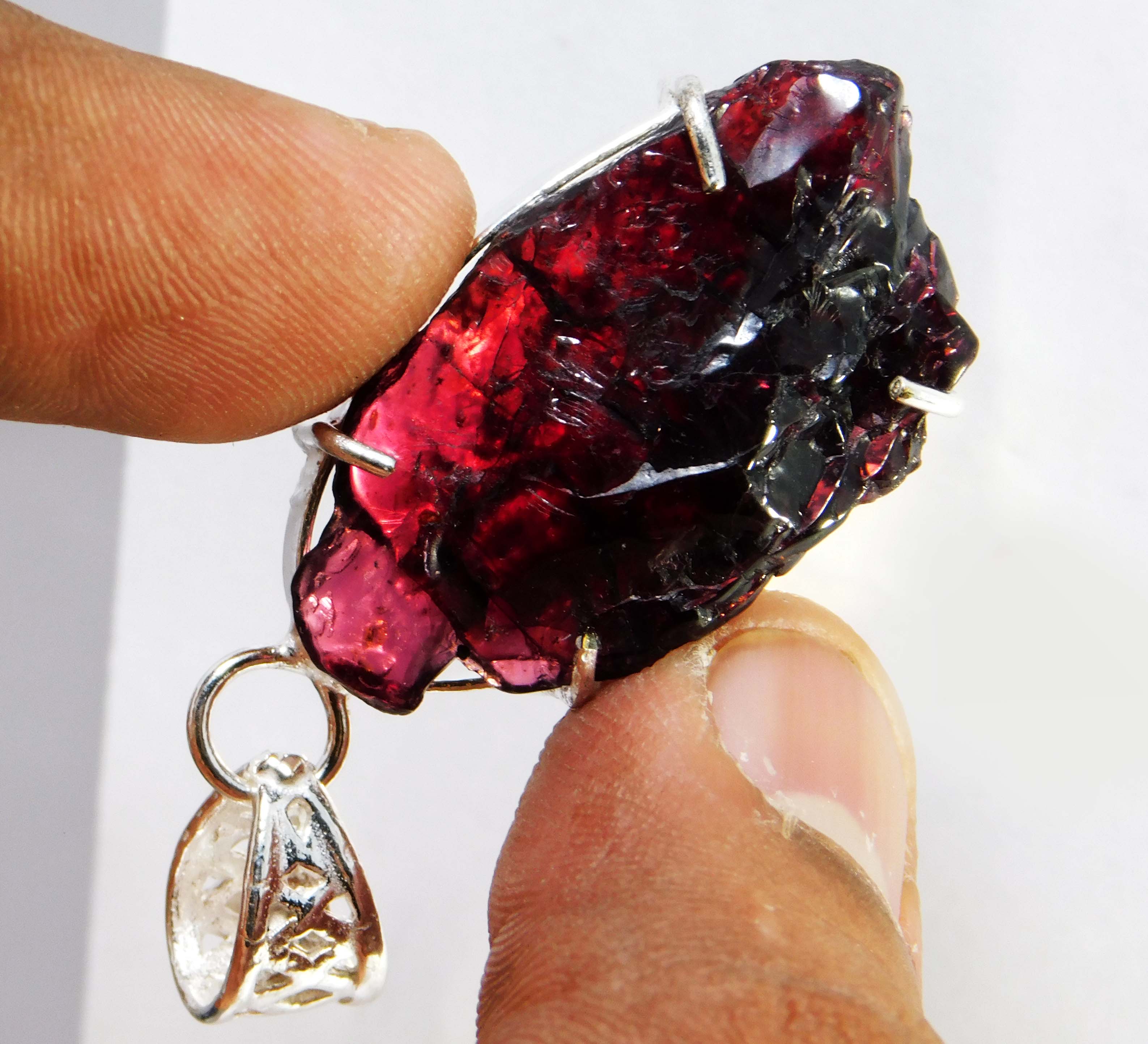 

Natural Red Painite Painite in 925 Starling Silver Pendant NA червоний