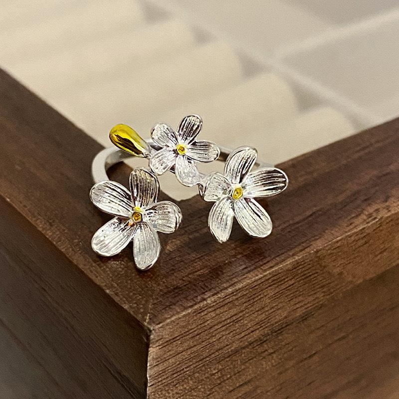 Three-dimensional Flower Ring - Iris Flower - Traditional and Retro Style - Exaggerated Opening Ring Three flowers