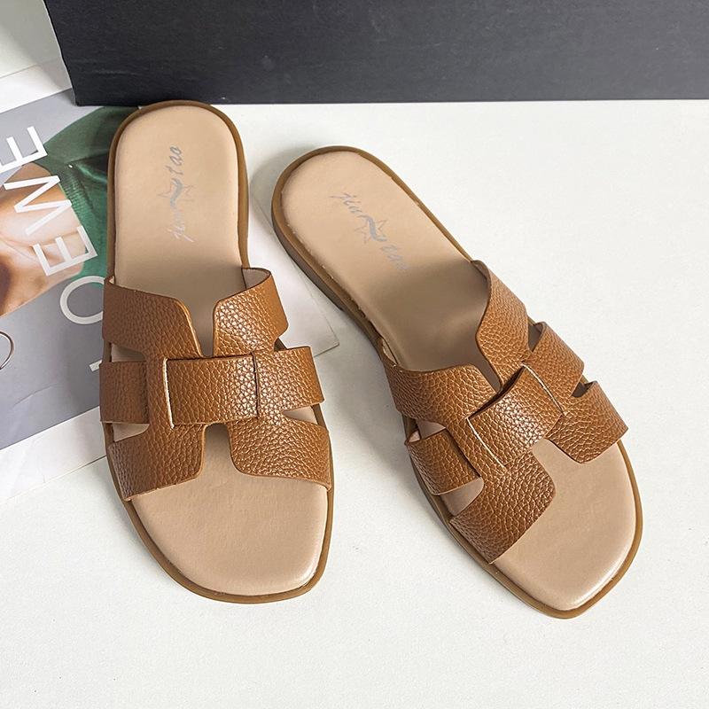 Summer New Woven Slippers 2025 Temperament Wear Casual Flat Bottom Word French Fashion Versatile Beach Sandals