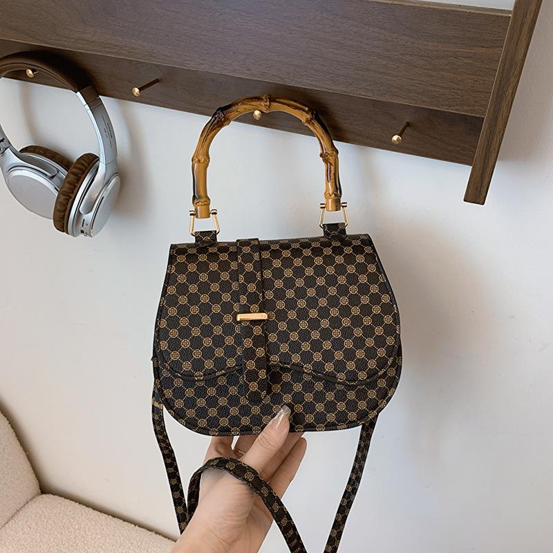 

Retro fashion women s versatile shoulder messenger bag women s 2025 spring new casual bag Korean version saddle bag women