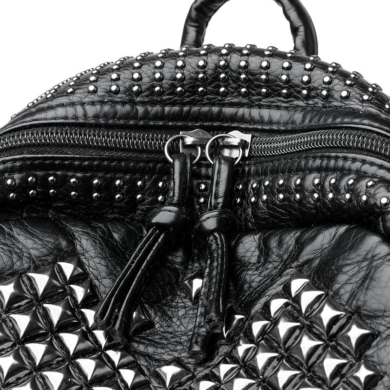 Nietenverzierter Rucksack Modischer Punk-Stil Rucksack für Damen Lässiger täglicher Gebrauch Leichter Rucksack mit Nieten für den täglichen Weg zur Arbeit, Schule und Reisen