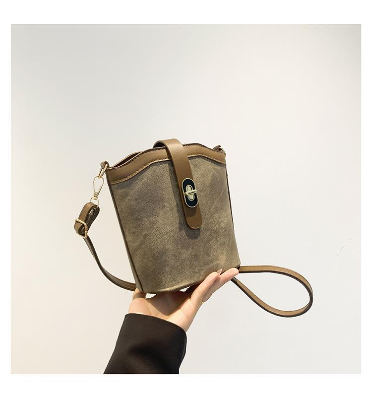 

Fashion contrasting color turn lock retro bucket bag women s 2025 new spring fashion niche splicing shoulder messenger bag