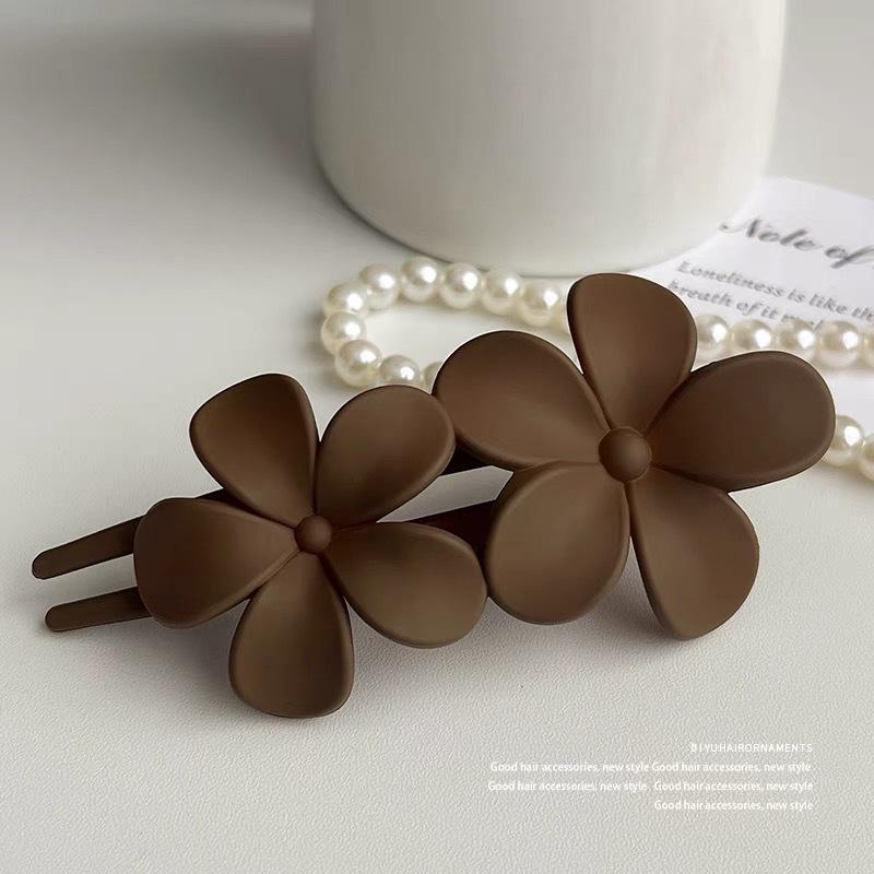 Matte Flower Hair Clip: Versatile Women's Duckbill Accessory for Updos