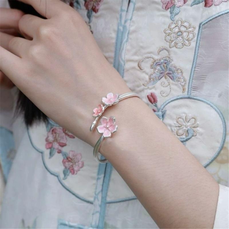 Gradient Floral Pattern Bracelet Sturdy High Quality Alloy Craft Delicate Bangle Jewelry For Everyday Elegances