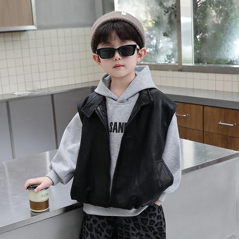 Chłopięcy jesienny trzyczęściowy zestaw streetwearowy w stylu koreańskim: bluza z kapturem i skórzana kamizelka