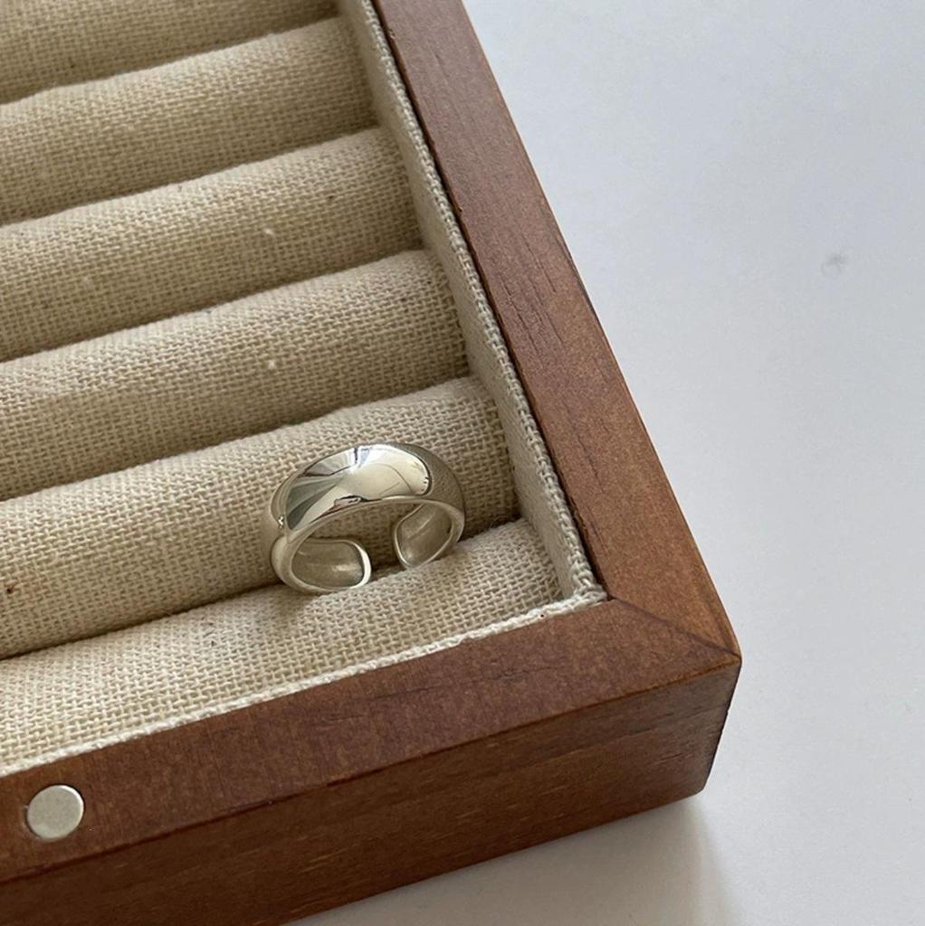 Korean Style Minimalist Cross Band Ring for Women – Light Luxury, Fashionable, Individualistic Design for Index Finger