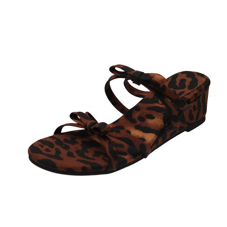 

French leopard print bow wedge heel thick bottom cool slippers women s 2025 summer new fashion open toe one-word drag 40 леопард друку кольору