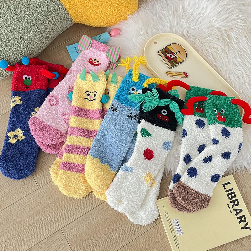 Cartoon Ausdruckssocken Mittelrohrsocken Saison Verdickt Warm Schlaf-Bodensocken Niedliche Plüsch Korallenfleece Socken