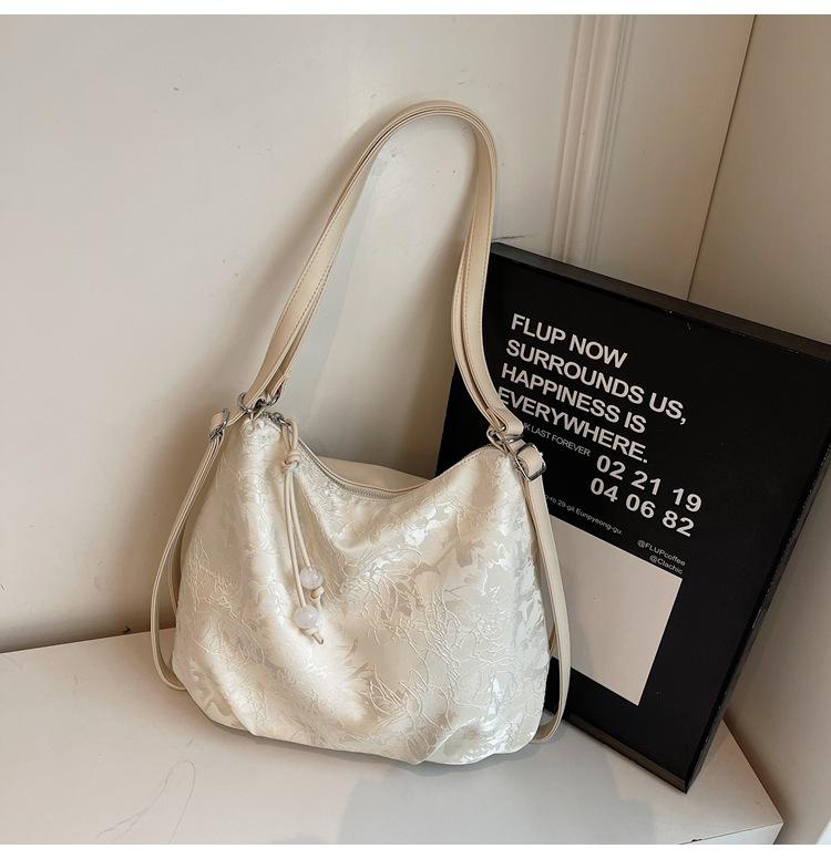 Large-capacity bag women's 2025 spring new niche simple casual versatile shoulder messenger bag fashionable tote bag