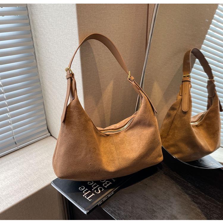 2023 Frosted Retro Women's Shoulder Bag - Large Capacity, Autumn/Winter Versatile Tote for Commuting.