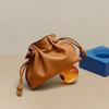 Kleine Glückstasche für Damen mit Leder, Eine Beuteltasche, die diagonal über einer Schulter getragen werden kann, und Eine Kordeltasche mit Leder