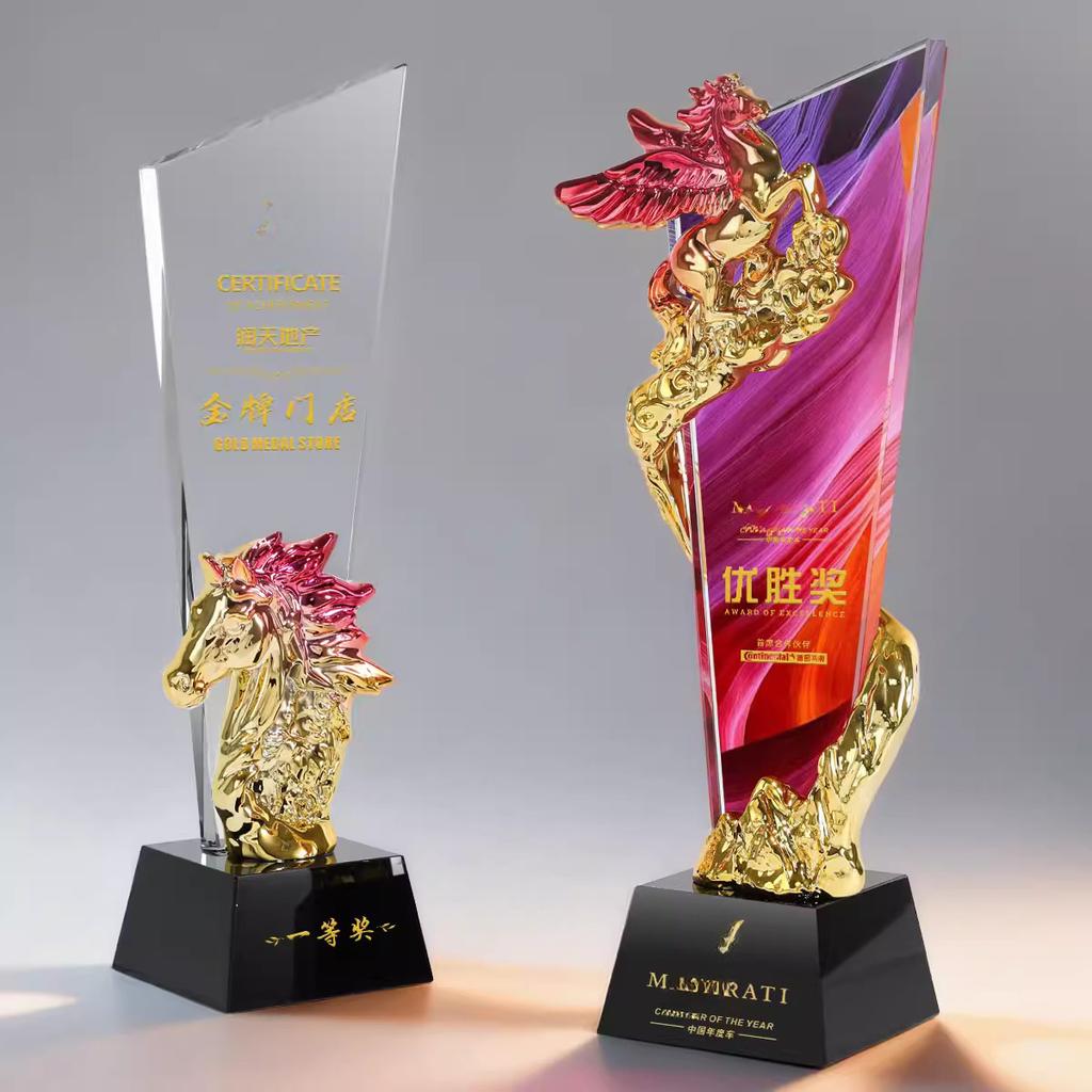 Spersonalizowany Kryształowy Trofeum Żywiczne w Kształcie Konia Kolorowy Druk Nagroda Sportowa Pamiątka dla Wybitnego Pracownika Dekoracja Domu 1 szt.