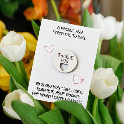 Pocket Hug Love Heart Token Decoration with Greeting Card Wooden Little Heart Sign Ornament Friends Family Birthday Anniversary Inspirational Gift
