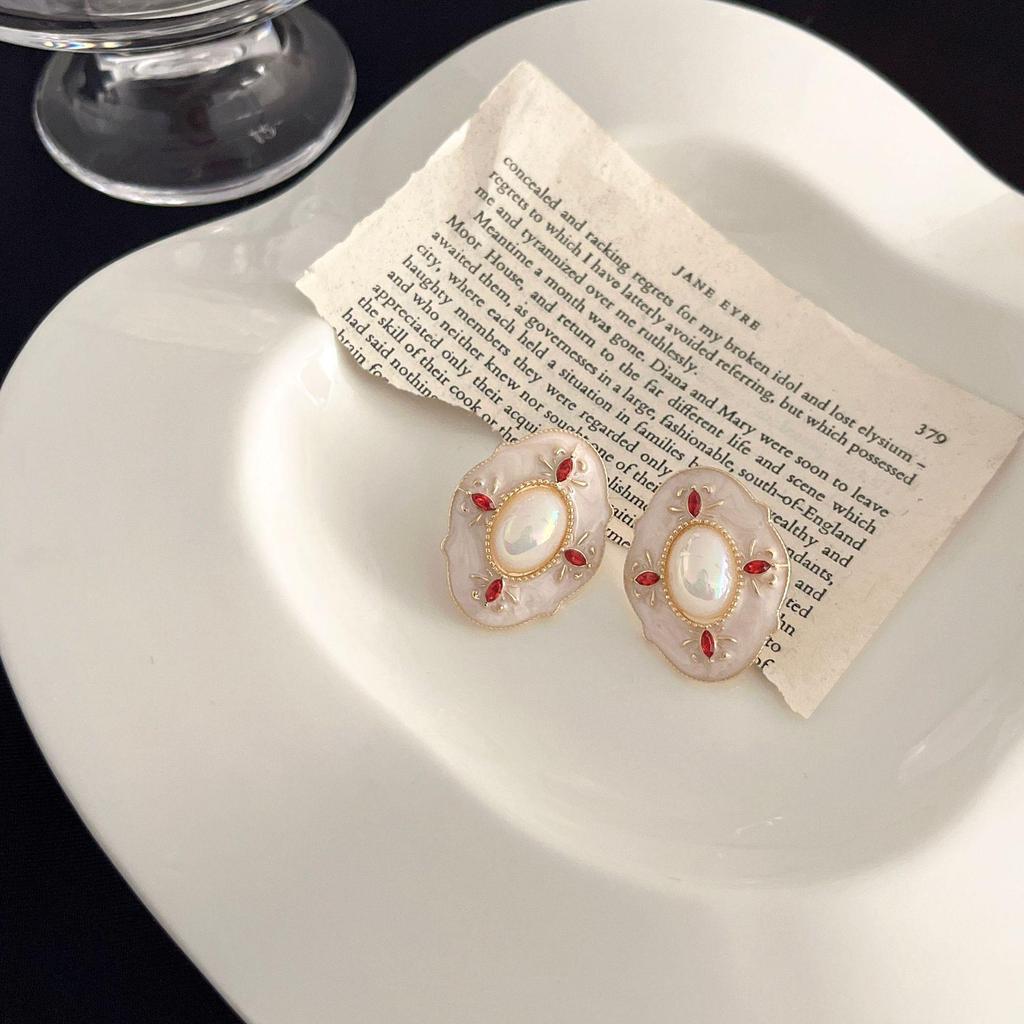 Vintage Retro Flower Stud Earrings - Light Luxury, High-End Design, Versatile for Women's Accessories