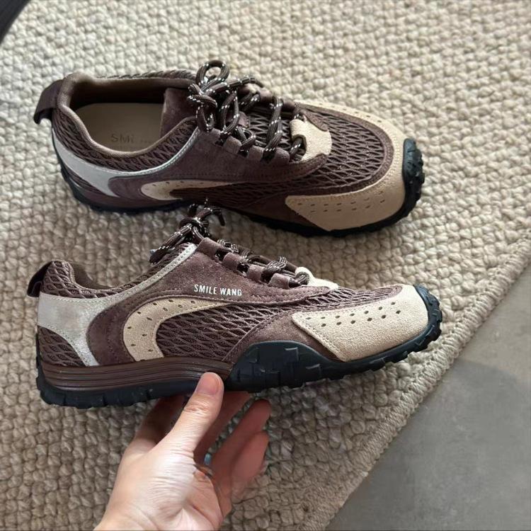 

Синий шкаф Черная пантера Классическая сетка Немецкие тренировочные туфли Женские 2025 Супер огонь Внунее увеличение высоты Мягкая кожа Повседневные Уличные Альпинистские 40 коричневый