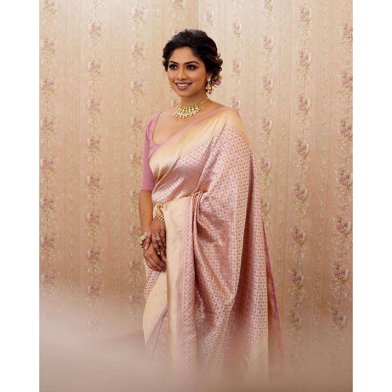 Seiden-Sari aus dem ALMAARI-Store ist mit wunderschönen Zari-Arbeiten in Form traditioneller Motive verziert