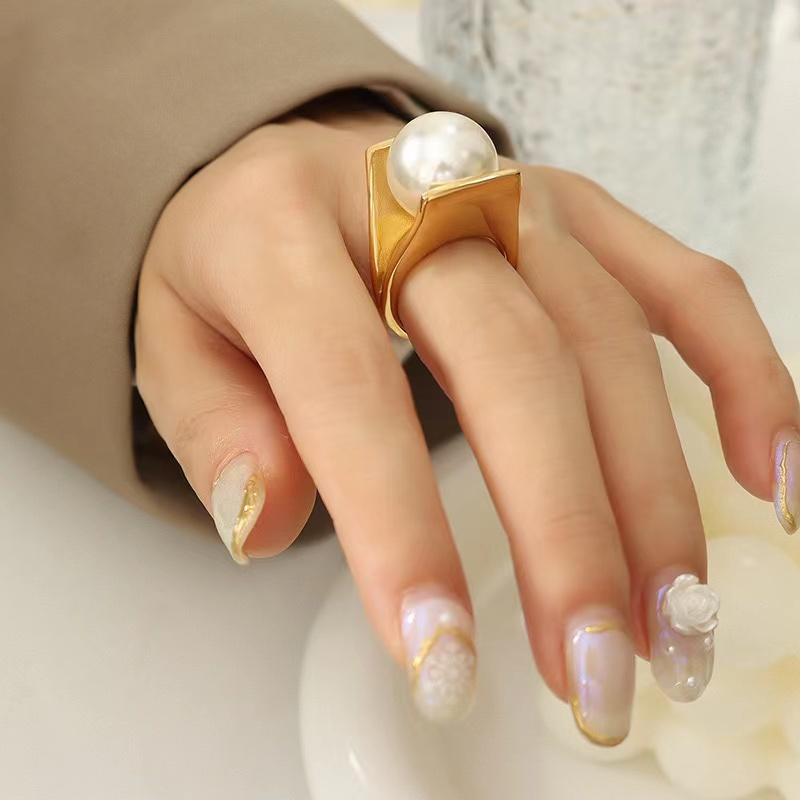 A Women's Y-Shaped French-Style Imitation Pearl Ring, a Stylish and Elegant Piece of Jewelry Suitable for Vacation and Everyday Wear