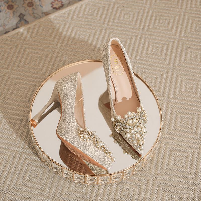 

Свадебное платье тонкие каблуки свадебные туфли женщины не устают ноги водонепроницаемый стол маленький человек толстая подошва высокие каблуки жемчуг стразы одинарные туфли 39