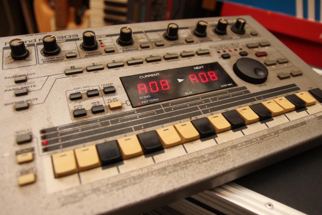 Roland MC-303 Groovebox Vintage Drum Machine Synthesizer TR-808 909 TB-303 Sound