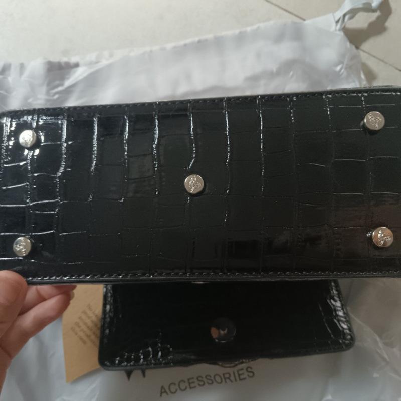 Bolsa Cruzada de Cuero Patentado Estilo 'Hot Girl' Saturno Cocodrilo Baguette Primavera 2025