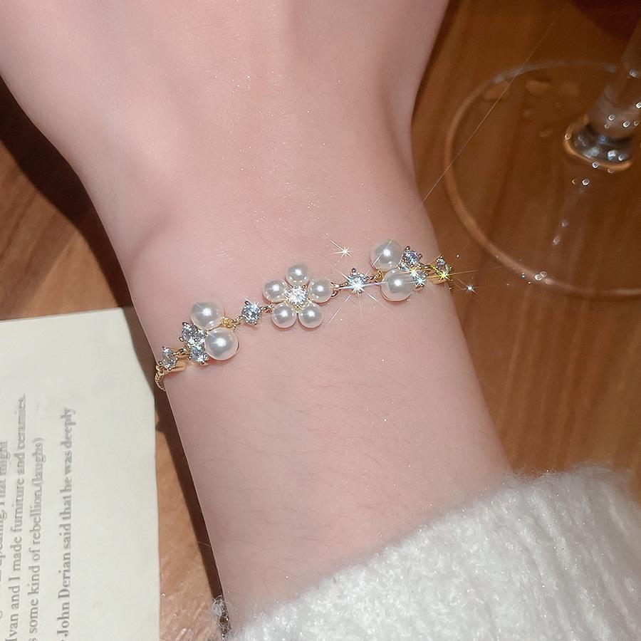 Korean Chic Zircon & Pearl Geometric Bracelet: Light Luxury Fashion Hand Jewelry