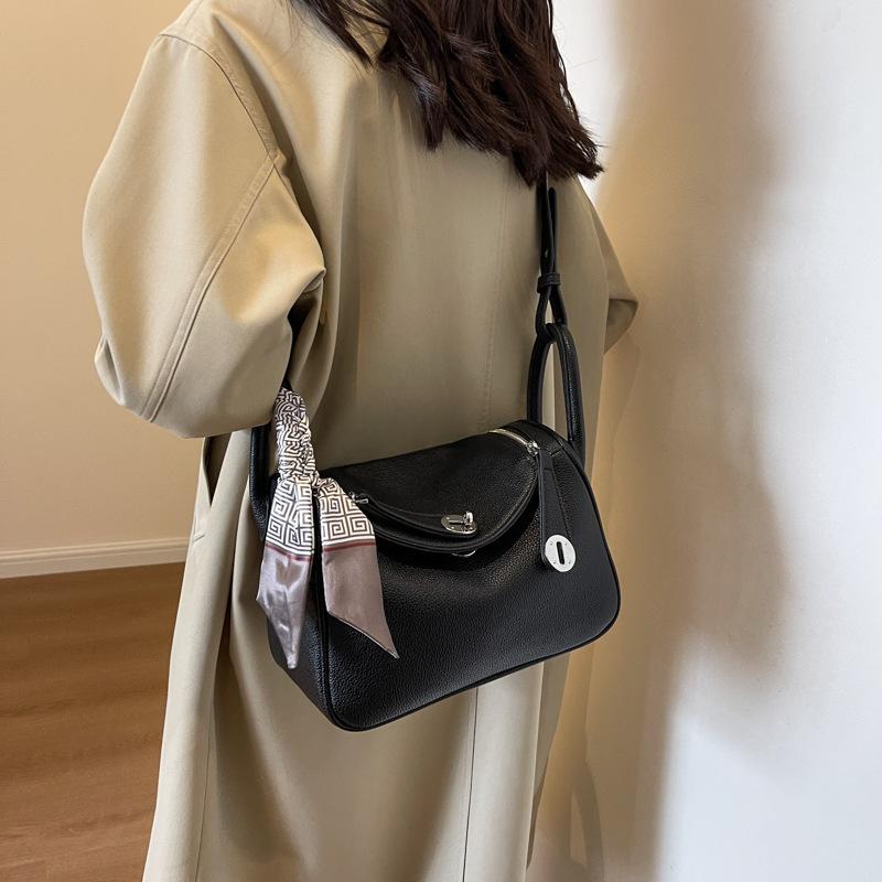 High sense women's bag 2025 new trendy fashion autumn and winter niche design messenger bag popular portable pillow bag