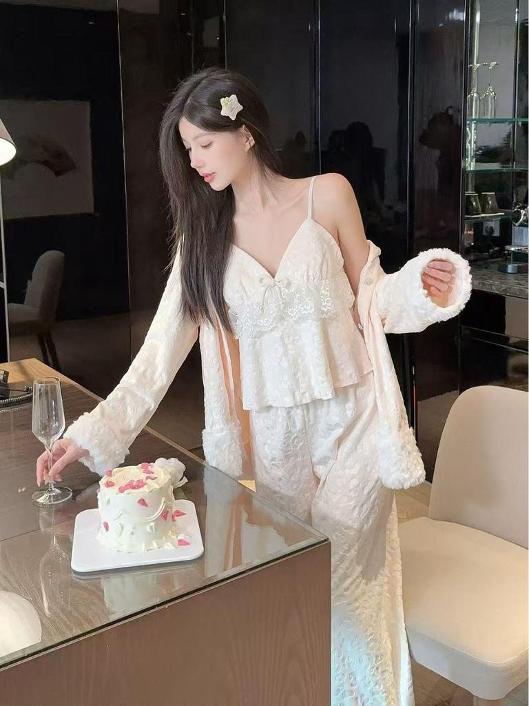 Samt-Pyjama-Set für Damen, Herbst-Winter: Luxuriöse, niedliche Dreiteilige Hauskleidung