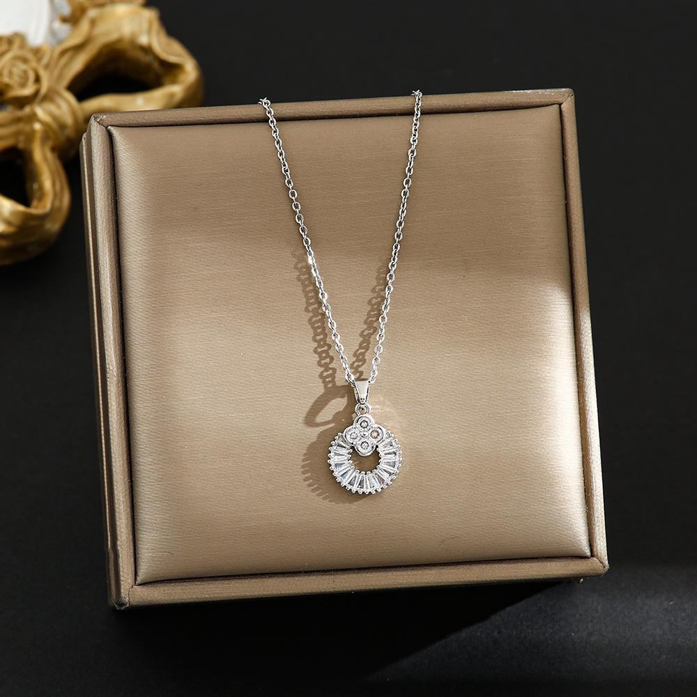 Elegant Gold-Plated Chinese-Style Four-Leaf Clover Necklace with Imitation Hetian Jade Pendant for Women