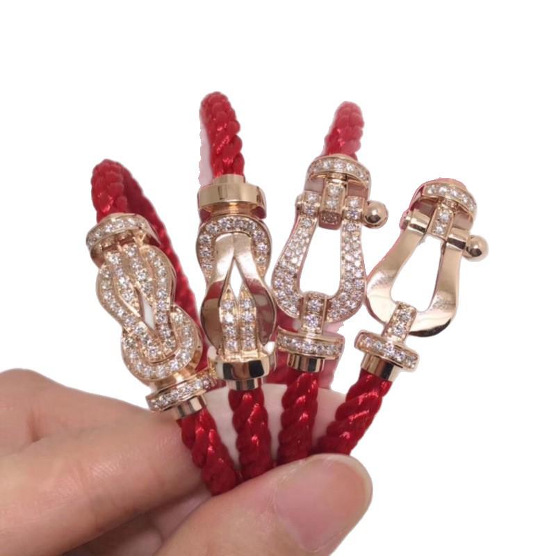 Boucle en or rose 18 carats avec diamants dégradés en forme de 8 et cordon rouge