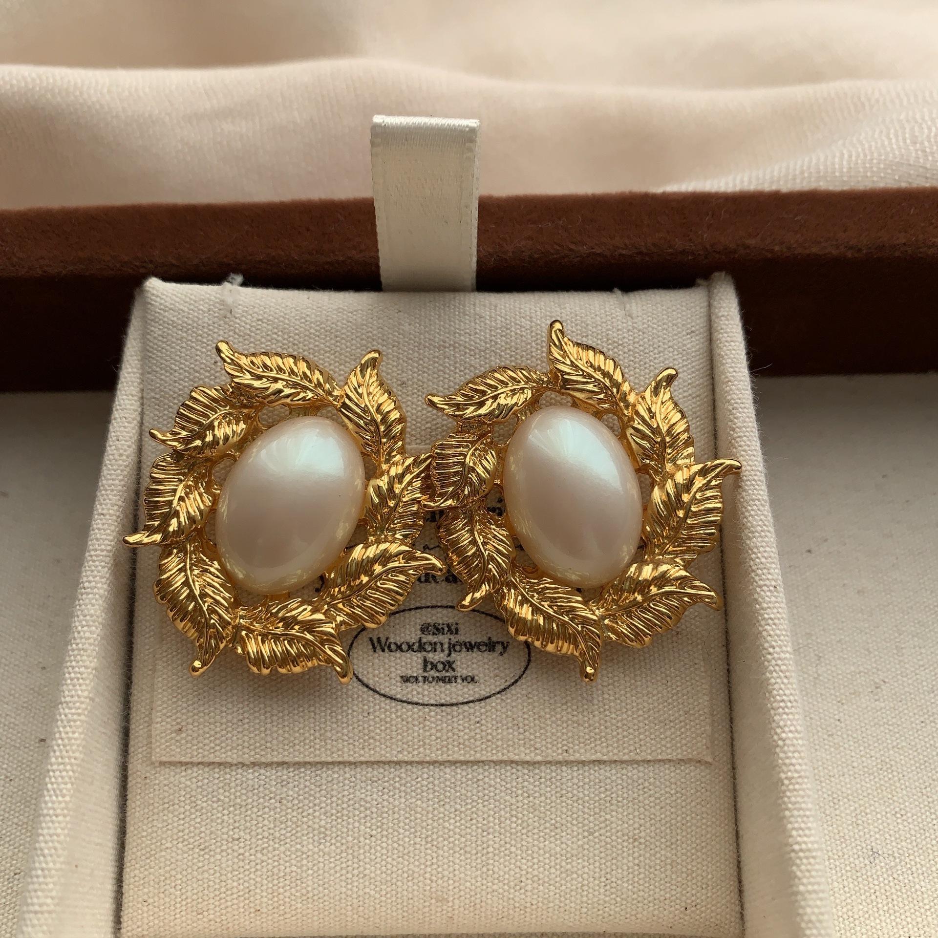 Vintage Laurel Gold Leaf Oval Pearl Earrings Vintage Court Elegant Personality Unique Delicate Stud Earrings