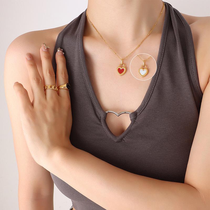 

Геометрическое легкое роскошное нишевое двухстороннее ожерелье с персиковым сердцем из титановой стали с позолотой и подвеской в виде любви