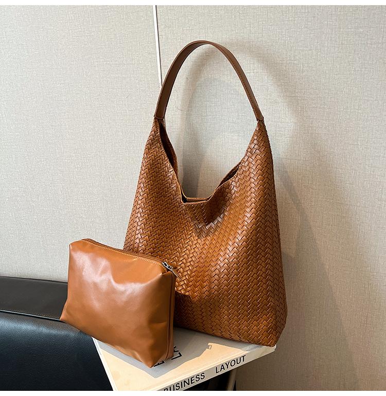 Retro woven bag women's large-capacity autumn and winter leisure shoulder mother and child bag commuter tote bag