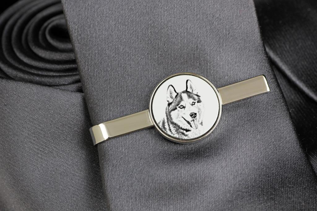 האסקי סיבירי, צ'וקצ'ה - מהדק עניבה עם כלב, אטב קשירה בהתאמה אישית, מתנה ייחודית לגבר מבית המותג Art-Dog