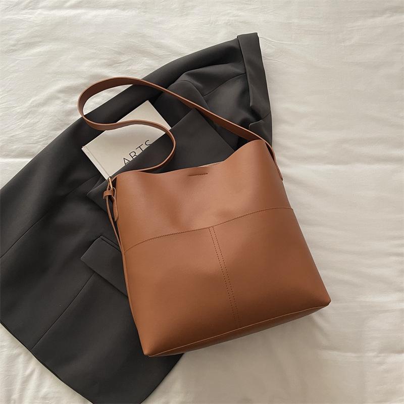 Large Capacity Bucket Bag Women's Bag Retro Fashion Versatile Shoulder Messenger Bag Autumn Niche High-end Tote Bag