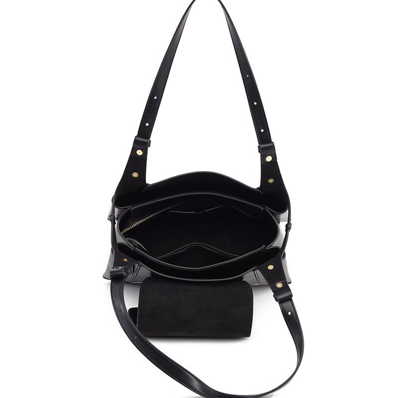 2026 New Shoulder Bag, Fashionable Women's Bag, High-end Sense, Large Capacity Commuting Bag, Casual and Simple Tote Bag for Women