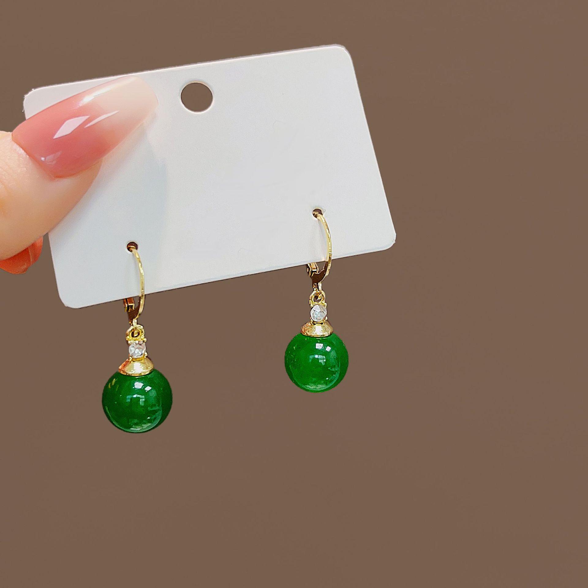 

Винтажные серьги-каффы из зеленого агата: Нишевые литературные серьги для женщин