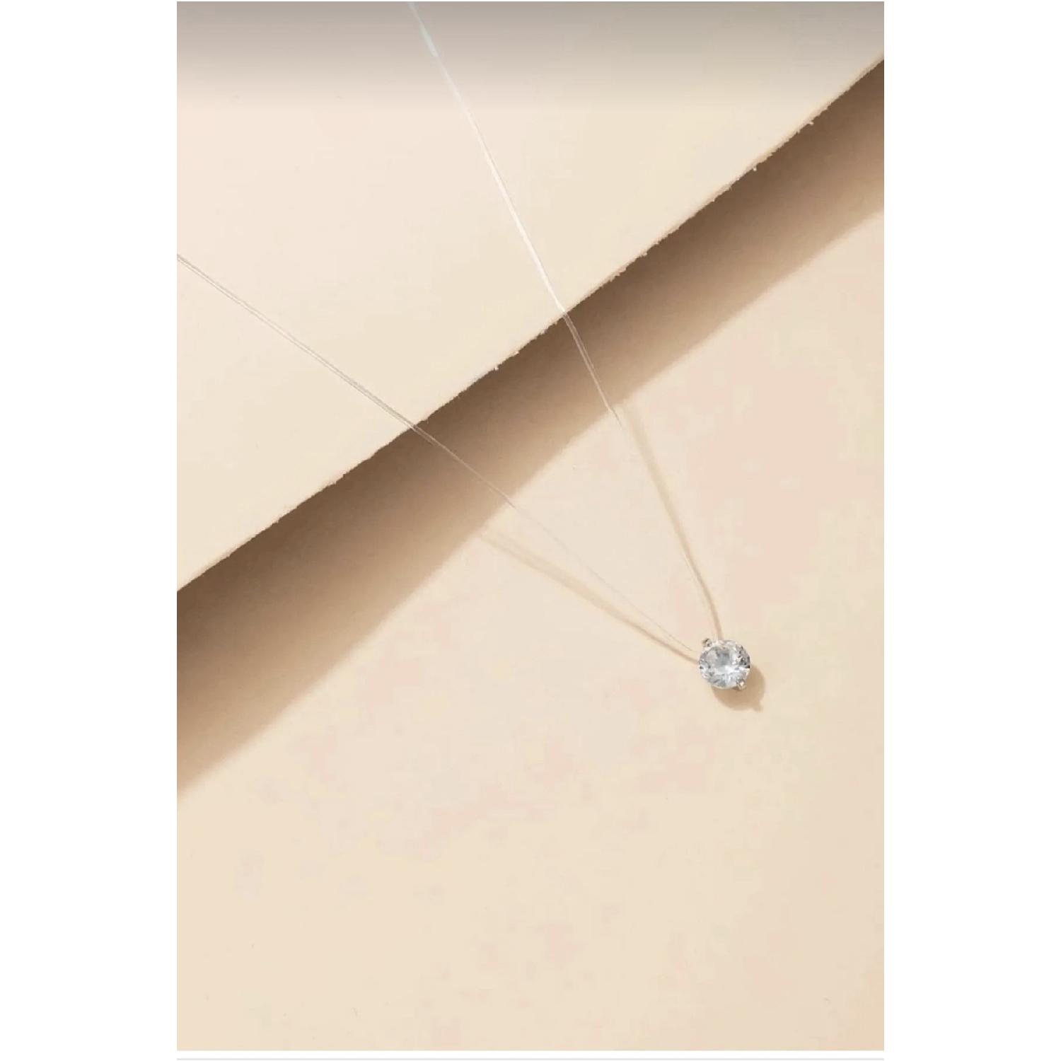 

Женское колье с кристаллами и призраками