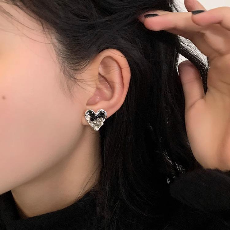 Silver needle sweet cool black love stud earrings peach heart earrings cold wind earrings simple spring and summer new models